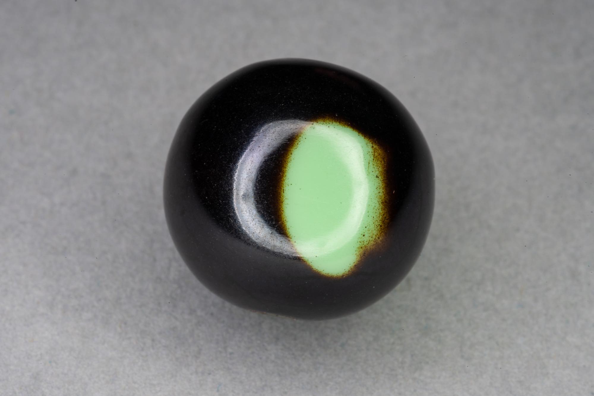 Green Spot 19mm Round Resin Bead 2mm hole