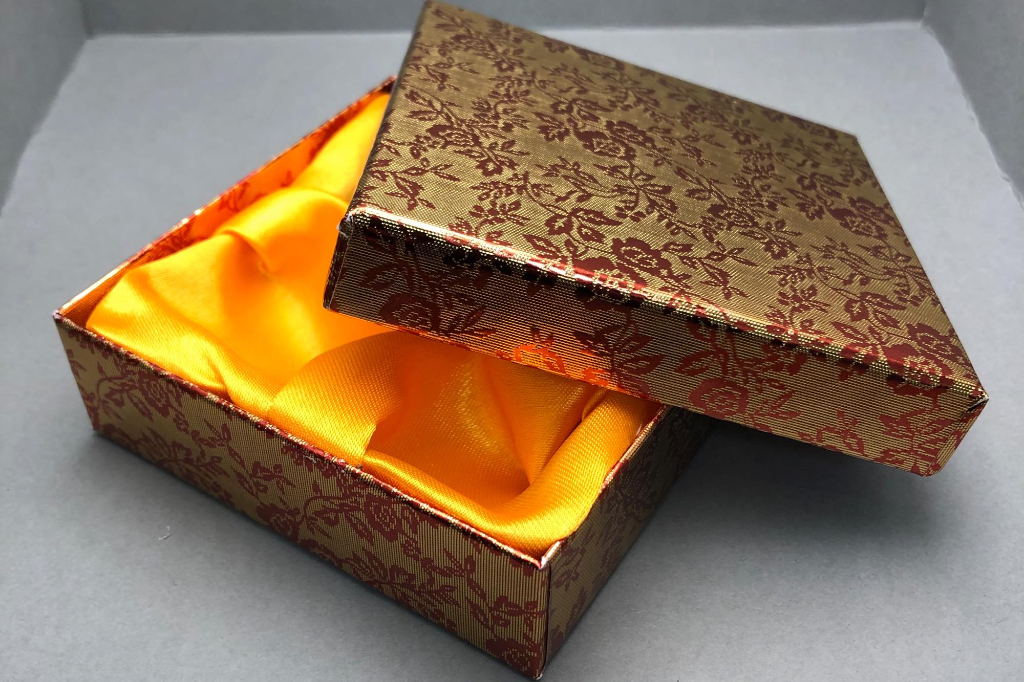Medium Gold & Red Square Gift Box / 9x9x3cm